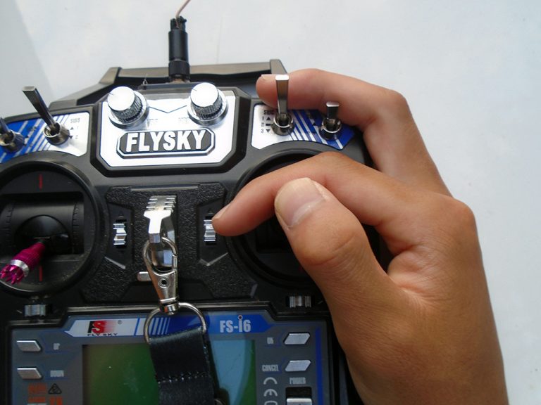 Control Methods: Thumbs vs. Pinch | GetFPV Learn
